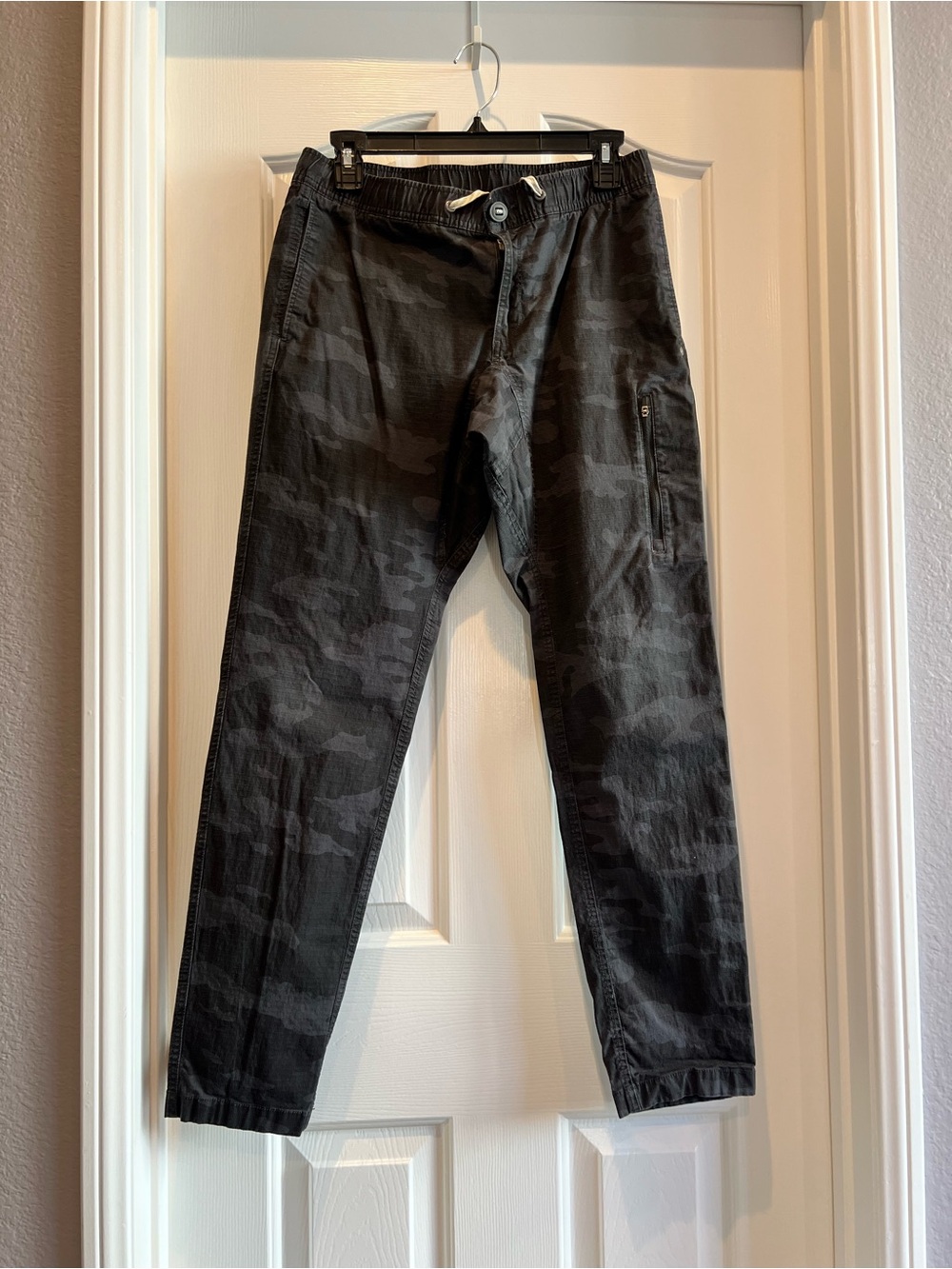 Vuori Men’s Dark Gray Camo Cargo Pants